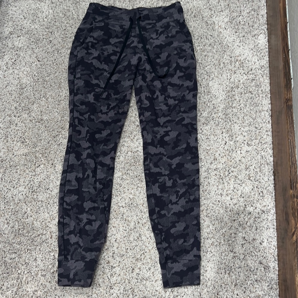 Lululemon sweatpants size 6, color is camo.